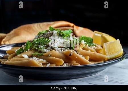 Griechische Halloumi-Käse-Pasta mit Minze und Zitronensaft Stockfoto