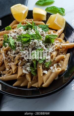 Griechische Halloumi-Käse-Pasta mit Minze und Zitronensaft Stockfoto