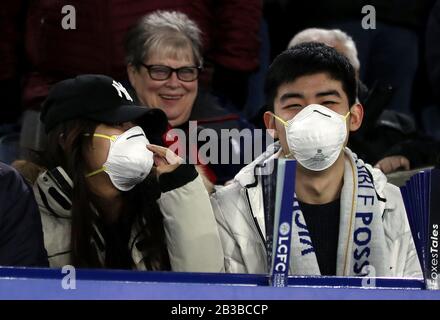 Leicester-Fans tragen Schutzmasken auf den Tribünen, um die Ausbreitung des Coronavirus während des fünften Spiels des FA Cup im King Power Stadium, Leicester, zu verhindern. Stockfoto