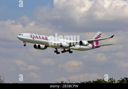 A7-AGC Qatar Airways Airbus A340-642 Landung in London Heathrow am 31. Juli 2007. Stockfoto