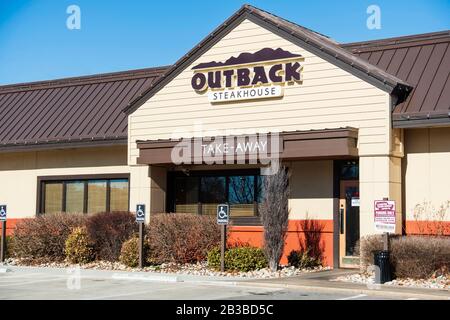 Der Take-Away-Eingang oder -Ausgang von Outback Steakhouse, Bradley Fair Mall, Wichita, Kansas, USA. Stockfoto