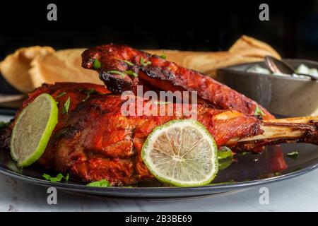 Indische Küche würziges rotes Tandoori-Hähnchen mit Gurken-Raita Stockfoto