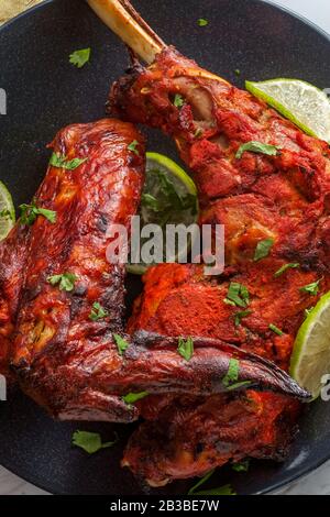 Indische Küche würziges rotes Tandoori-Hähnchen mit Gurken-Raita Stockfoto