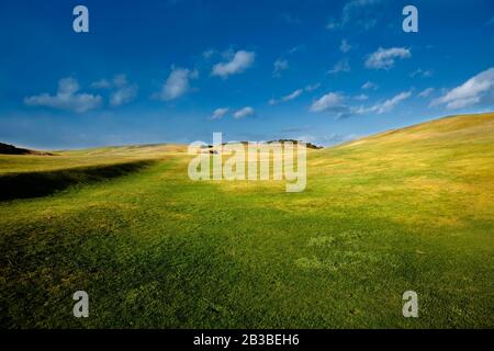 Landschaft, Aberdeen Golf Club mit Wolken und Rasenplatz. Nigg Bay, Schottland. Stockfoto