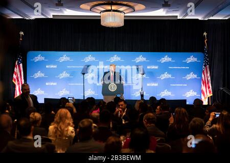 Washington, Vereinigte Staaten Von Amerika. März 2020. Washington, Vereinigte Staaten von Amerika. März 2020. Der US-Präsident Donald Trump spricht auf dem Gesetzesgipfel der Latino Coalition im JW Marriott vom 4. März 2020 in Washington, DC, an. Credit: Tia Dufour/White House Photo/Alamy Live News Stockfoto