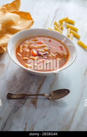 Herzhafte italienische Minestronensuppe mit Penne Rigate Pasta Stockfoto