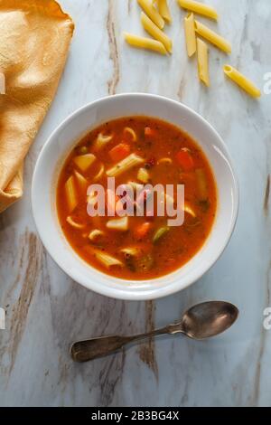 Herzhafte italienische Minestronensuppe mit Penne Rigate Pasta Stockfoto