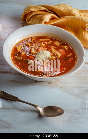 Herzhafte italienische Minestronensuppe mit Penne Rigate Pasta Stockfoto