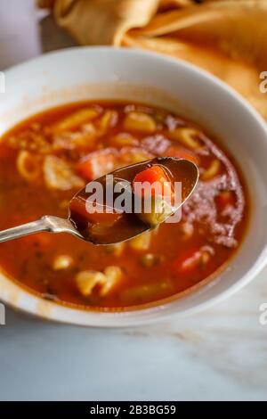 Herzhafte italienische Minestronensuppe mit Penne Rigate Pasta Stockfoto