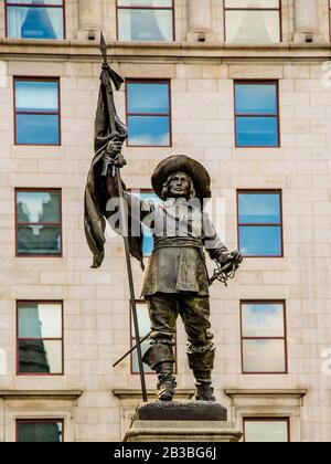 Montreal, Kanada - 9. Mai 2019: Maisonneuve Statue at Place d'Armes Stockfoto