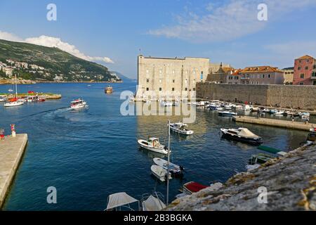 Festung St. John oder St. John's Festung am Eingang des Hafeneingangs in Dubrovnik, Kroatien Stockfoto