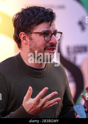 Glasgow, Schottland, Großbritannien. März 2020. Regisseur Simon Bird auf dem roten Teppich bei einem Fotoruf zur schottischen Filmpremiere von Days of the Bagnold Summer, im Glasgow Film Theatre (GFT). Der Film ist "eine Adaption des preisgekrönten Grafikromans, die auf eine Partitur von Belle und Sebastian gesetzt wird." Diese Vorführung ist Teil des Lokalen Heldenstrangs auf dem Glasgow Film Festival 2020 (GFF). Kredit: Iain McGuinness/Alamy Live News Stockfoto