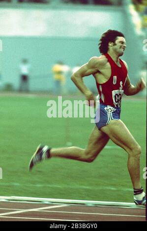 Bruce Jenner (USA) -Goldwettkampf im 1500-m-Zehnkampf bei den Olympischen Sommerspielen 1976. Stockfoto