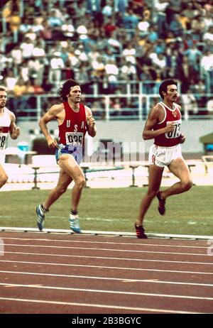 Bruce Jenner (USA) -Gold-L- und Mykola Avilov (URS)-Bronze im 1500-m-Zehnkampf bei den Olympischen Sommerspielen 1976. Stockfoto