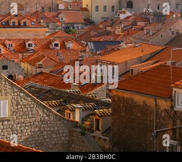 Die farbenfrohen roten Pantiles der Dächer der Gebäude in Der Altstadt, Dubrovnik, Kroatien Stockfoto