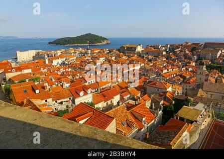 Die farbenfrohen roten Pantiles der Dächer der Gebäude in Der Altstadt, Dubrovnik, Kroatien Stockfoto