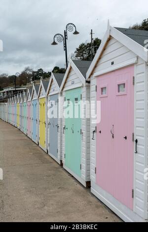 Der Strand Hütten in Lyme Regis in Dorset. Stockfoto