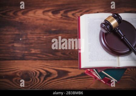 Bild eines Richters Gavel auf dem Stapel von Büchern auf Holzrückseite mit Kopierraum Stockfoto