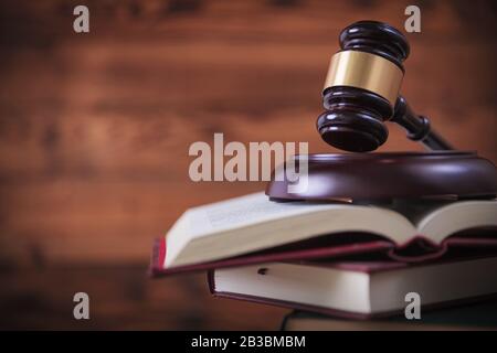 Richters Gavel auf dem Stapel von Gesetzbüchern, Studiobild auf Holzhintergrund Stockfoto