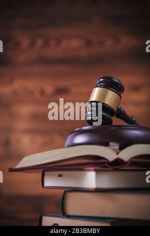 Jura-Konzept studieren, Richter-Gavel oben auf offenen Büchern, auf altem Holzhintergrund Stockfoto