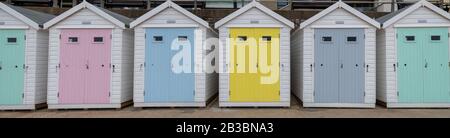 Panorama-Foto einer Reihe von Strandhütten in Lyme Regis in Dorset. Stockfoto