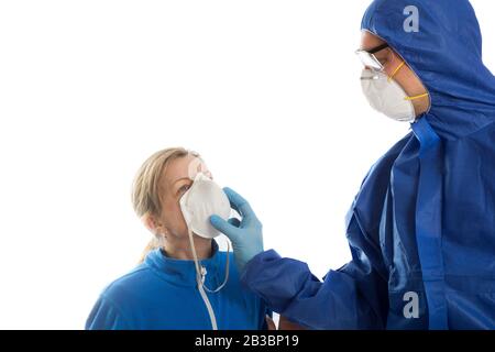 Mann in Schutzkleidung und Frau Stockfoto