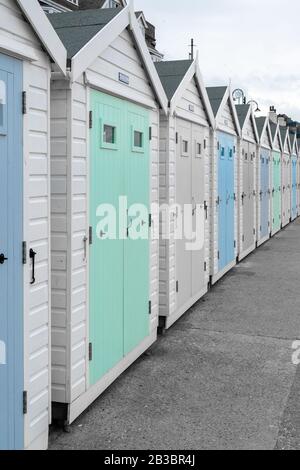 Colorsplash aus einer Reihe von Strandhütten in Lyme Regis in Dorset. Stockfoto