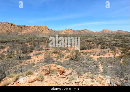 Blick auf Goss Bluff oder Tnorala, einen Krater, der durch einen Meteoreinschlag entstanden ist, West McDonnell Ranges, Northern Territory, NT, Australien Stockfoto