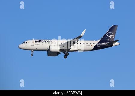 Ein Airbus A320-271N der Lufthansa landet am Flughafen London-Heathrow Stockfoto