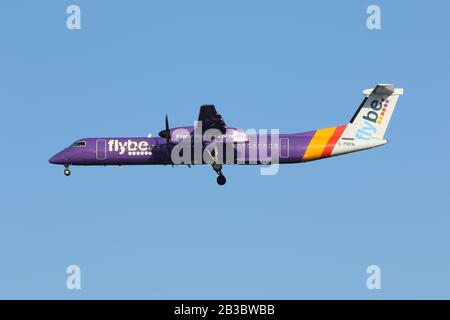 Eine Bombardier DHC-8-Q-402, die zu Flybe gehört, landet in den Wochen vor der Inbetriebnahme der Fluggesellschaft am Flughafen London-Heathrow Stockfoto