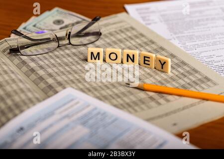 Konzeptbild von Steuerformen mit Brille, Geld und Bleistift Stockfoto