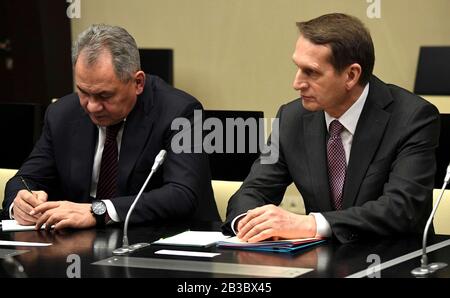 Novo-Ogaryovo, Moskau, Russland. März 2020. Der russische Verteidigungsminister Sergei Shoigu, Linke, und Direktor des Auslandsgeheimdienstes Sergei Naryschkin während einer Sitzung der ständigen Mitglieder des Sicherheitsrates der Russischen Föderation unter Vorsitz von Präsident Wladimir Putin in der Staatsresidenz Nowo-Ogaryovo am 4. März 2020 außerhalb Moskaus, Russland. Putin wird sich mit dem türkischen Präsidenten Recep Tayyip Erdogan treffen, um den Konflikt in Syrien zu diskutieren. Kredit: Aleksey Nikolskyi/Kreml Pool/Alamy Live News Stockfoto