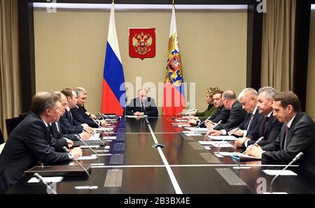 Novo-Ogaryovo, Moskau, Russland. März 2020. Der russische Präsident Wladimir Putin leitet eine Sitzung der ständigen Mitglieder des Sicherheitsrates der Russischen Föderation auf der Präsidentenresidenz Nowo-Ogaryovo 4. März 2020 außerhalb Moskaus, Russlands. Putin wird sich mit dem türkischen Präsidenten Recep Tayyip Erdogan treffen, um den Konflikt in Syrien zu diskutieren. Kredit: Aleksey Nikolskyi/Kreml Pool/Alamy Live News Stockfoto