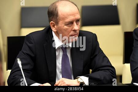 Novo-Ogaryovo, Moskau, Russland. März 2020. Der russische Direktor des Bundessicherheitsdienstes Alexander Bortnikow war während einer Sitzung der ständigen Mitglieder des Sicherheitsrates der Russischen Föderation unter dem Vorsitz von Präsident Wladimir Putin in der Staatsresidenz Nowo-Ogaryovo am 4. März 2020 außerhalb Moskaus, Russlands. Putin wird sich mit dem türkischen Präsidenten Recep Tayyip Erdogan treffen, um den Konflikt in Syrien zu diskutieren. Kredit: Aleksey Nikolskyi/Kreml Pool/Alamy Live News Stockfoto