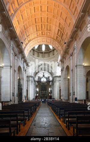 Menschen in der Kirche Santa Engracia in Lissabon, Portugal. Erbaut in den Jahren 1681-1966, wurde es 1916 zum Nationalen Pantheon umgebaut Stockfoto