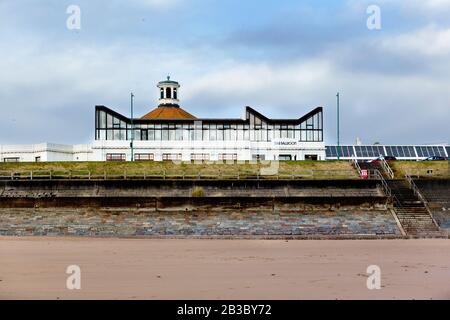 Rückblick auf den Beach Ballroom, Art Deco Gebäude an der Küste von Aberdeen, Blick vom Aberdeen Beach, im Winter, mit bewölktem Himmel im Hintergrund Stockfoto