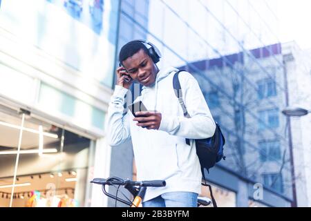 African Young Man Listening Music. Stockfoto