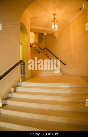 Luxuriöse große Treppe aus weißem Marmor mit frontalem Blick. Stockfoto