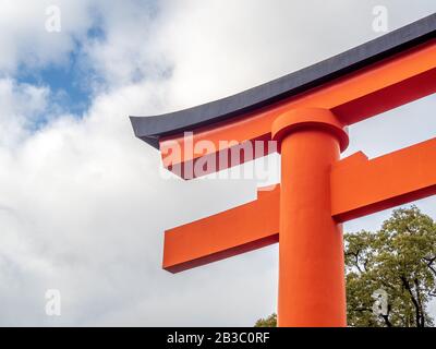 Wunderschöne orangefarbene Tori-Tore führen zum Fushimi Inari Taisha-Schrein, das zum UNESCO-Weltkulturerbe gehört. Stockfoto