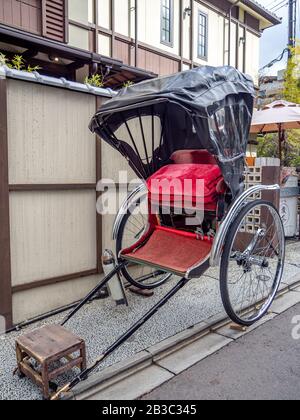 Rikscha parkte auf der Seite der Straße und wartete auf zukünftige Passagiere in Japan. Stockfoto