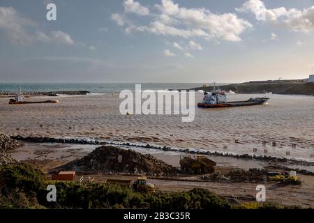 Fotos von Schiffen und Trawlern im Hafen von Aberdeen und in der Nigg Bay und Greyhope Bay, Stockfoto