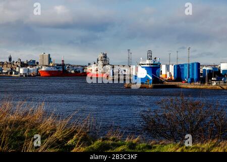 Fotos von Schiffen und Trawlern im Hafen von Aberdeen und in der Nigg Bay und Greyhope Bay, Stockfoto