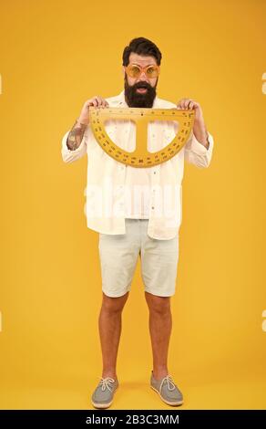 Schüler mit Messgerät. Friseur friseur. Bart Form beizubehalten. Bärtige Nerd mit Winkelmesser. Erkunden Sie Eigenschaften der Winkelmesser. Brutale hipster halten Winkelmesser für Mathe Lektion. Stockfoto