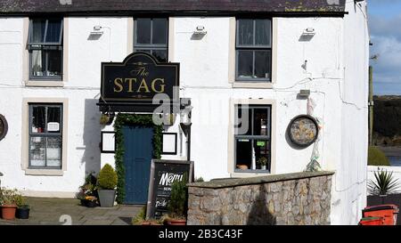 Cemaes, ANGLESEY, WALES - 2020: The Stag Pub in Cemaes Anglesey Wales UK Stockfoto