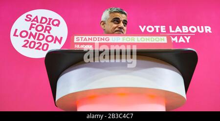 London, Großbritannien. März 2020. Der Londoner Bürgermeister Sadiq Khan startet das Angebot, seine Position zu behalten, mit der Zusage, seine Kampagne zu einem Ôreferendum on Rent controlsÕ in East London zu machen. Kredit: Thomas Bowles/Alamy Stockfoto