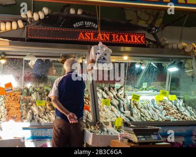 Fischhändler in einem Markt in der Türkei Stockfoto