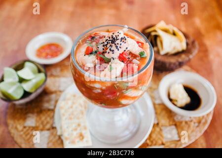 Cocktail mit Garnelen, mexikanische Meeresfrüchte in Mexiko Schüssel mit würzigen Speisen und Garnelen Stockfoto