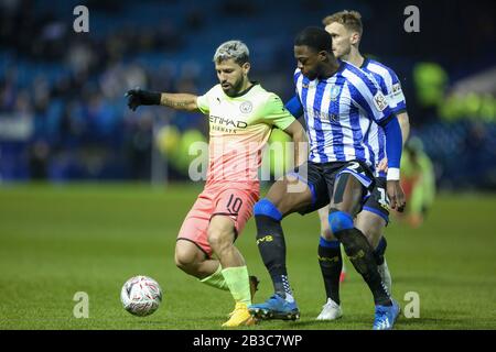 Sheffield, ENGLAND - 4. MÄRZ Sergio Aguero von Manchester City in Aktion mit dem am Mittwoch in Sheffield stattfindenden Moses Odubajowährend des FA Cup Fifth Road Matches zwischen Sheffield Wednesday und Manchester City in Hillsborough, Sheffield am Mittwoch, 4. März 2020. (Credit: Mark Fletcher/MI News) Foto darf nur für redaktionelle Zwecke in Zeitungen und/oder Zeitschriften verwendet werden, Lizenz für kommerzielle Nutzung erforderlich Credit: MI News & Sport /Alamy Live News Stockfoto