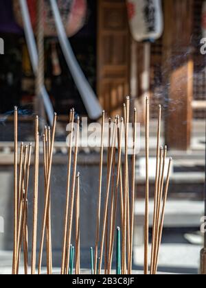 Rauch, der vor dem buddhistischen Tempel in Japan von brennendem Weihrauch aufsteigt Stockfoto