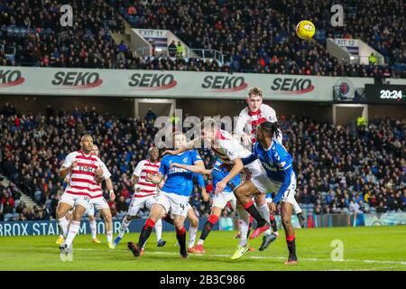 Glasgow, Großbritannien. März 2020. Bei den anhaltenden Premiership-Spielen wurde Rangers gegen Hamilton im Ibrox Stadium, Rangers Home Ground, gespielt. Nach einer Reihe enttäuschender Ergebnisse gab Steven Gerrard, Rangers-Manager an, dass er das Spiel als eine Möglichkeit sehe, "positiv zurückzuprallen". Credit: Findlay/Alamy Live News Stockfoto